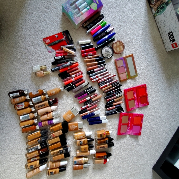 SOLD - 140 pieces of make up - Picture 1 of 1